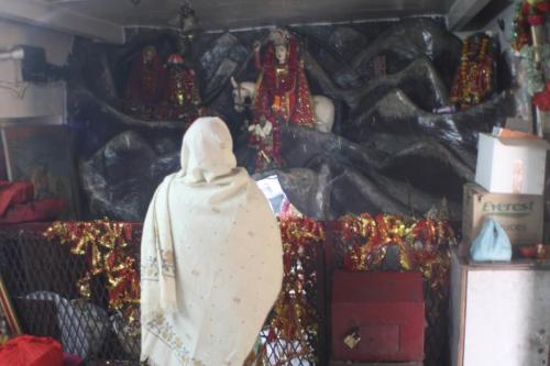 37-India-Temple-Worshippers